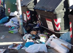 Spazzatura (o monnezza) a Roma: nuove (e polemiche) segnalazioni con foto