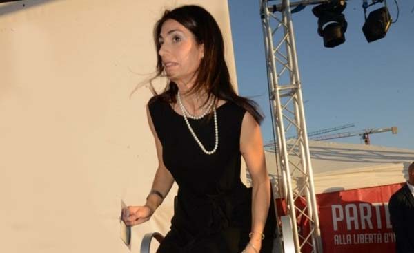 E siamo alla Sorella Raggi di “Le Cimici in Campidoglio? Magari”. E’ una battutista e non lo sapevamo