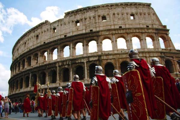 Centurioni a Roma, Meloni: decoro monumenti e area archeologica va preservato. Avanti con divieto