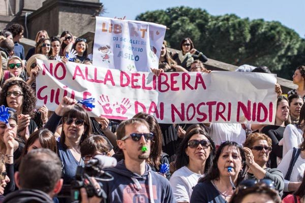 Protesta contro Raggi la Magnifica che decide a quali nidi le famiglie devono iscrivere i figli