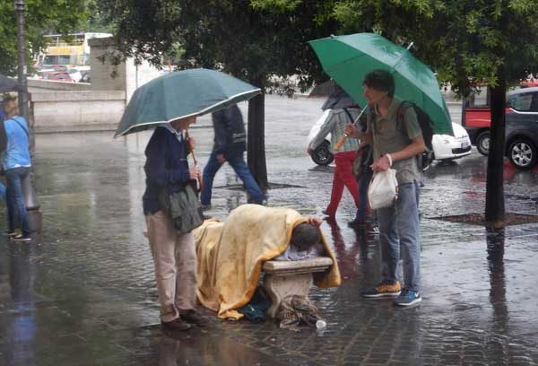 Il M5S Diaco alla Caritas: “Basta pasti serali ai clochard”, sporcano. Ma poi non l’ha detto…