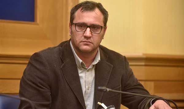 Paolo Ferrara (M5S): serve un vaccino che protegga dalla confusione governativa. Chi meglio di lui può dirlo?