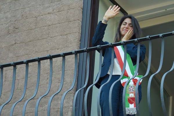Virginia Raggi trionfa a San Lorenzo: “Zozzona, svergognata”, “Ci lasci in mezzo alla monnezza”