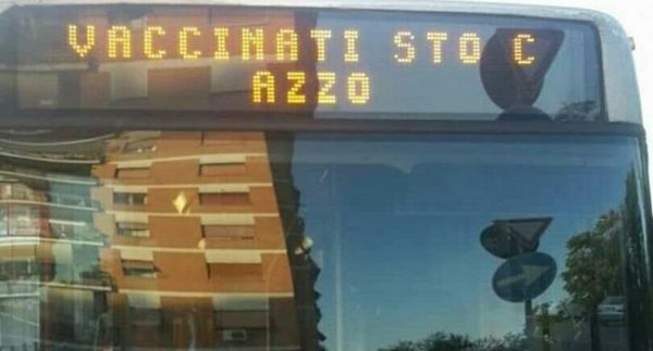 Atac come proprietà privata, o della fantastica storia dello slogan antivaccini sull’autobus