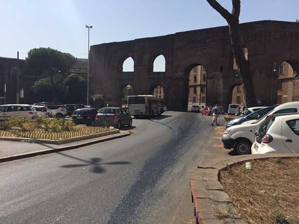 Roma, autobus intelligenti contro Meleo e Raggi rilasciano olio e fanno cadere i motociclisti