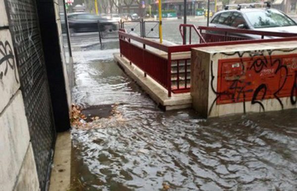 Maltempo a Roma: posticipata Lazio-Milan, metro chiusa. Raggi: “State in casa”, una madre
