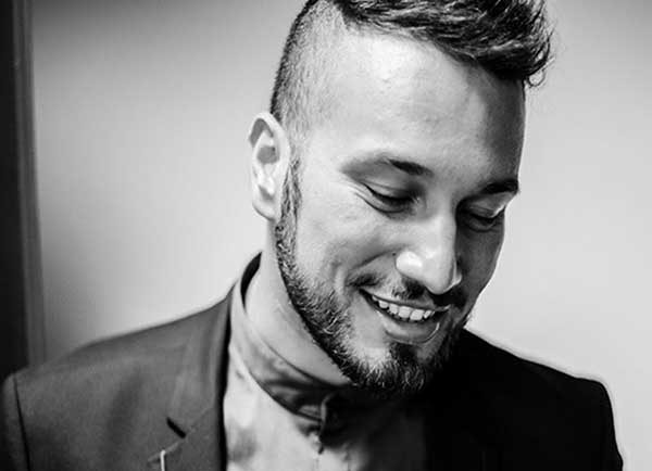 La voce soul di Antonino illumina l’ApeRIVER di Marmo