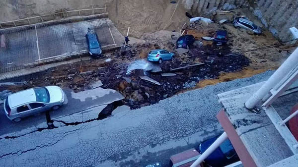 Le voragini che squarciano Roma e il burocratese della Sindaca Favolosa: “Attivato protocollo hotel solidali”