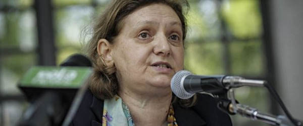 Capre e pecore per l’erba, sterco di vacca per le buche e per quelle più profonde acqua e pesci rossi. E rock’n’roll