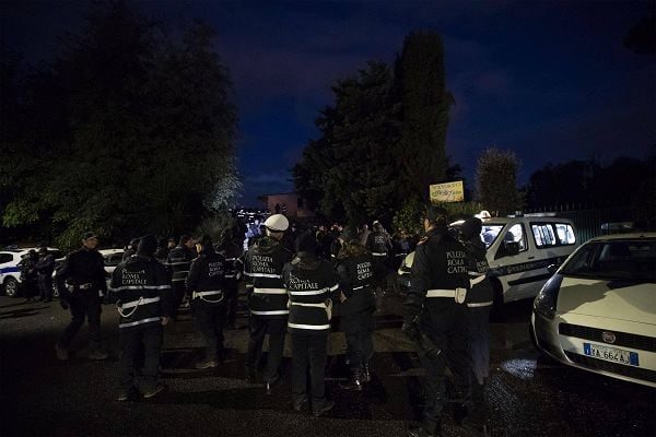 Virginia Raggi ne fa una giusta e sgombera otto ville dei Casamonica