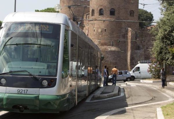 Ventenne travolta dal tram