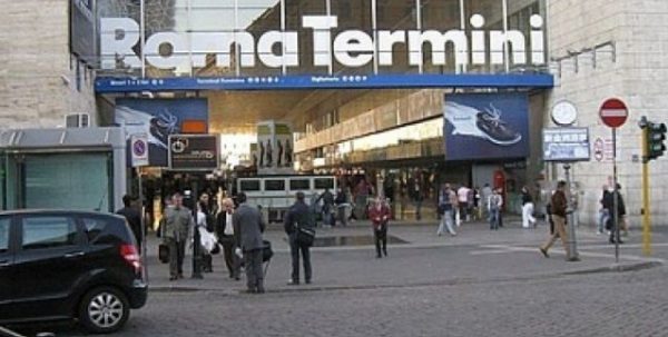 Turista israeliana accoltellata mentre compra il biglietto a Roma Termini