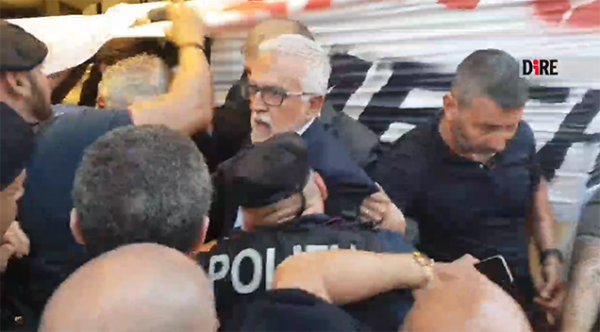 La Polizia sfonda il cordone davanti a Roma Metropolitane: ferito anche Stefano Fassin