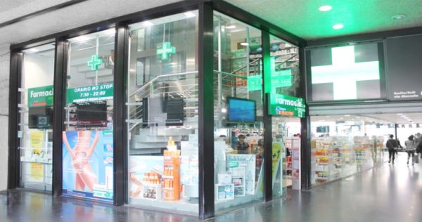 Ruba l’incasso dalla farmacia: una dipendente lo blocca. Arrestato