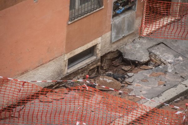 Roma, cede manto stradale nei pressi del Colosseo. Evacuato un palazzo