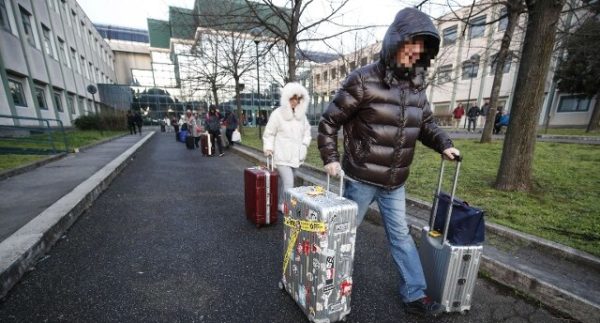 Venti cinesi escono dall’Ospedale Spallanzani senza ombra di malattia e sono devastati dall’Italia-Virus