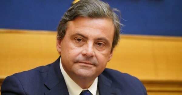 Il giorno in cui Carlo Calenda chiese alla Sindaca: “Perché non ci dici quando ti sei vaccinata?”