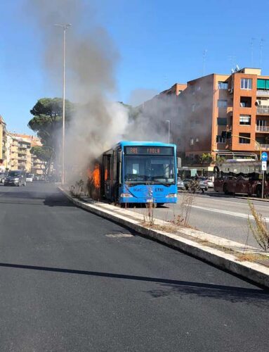 Guarda, guarda… A Roma va a fuoco un autobus