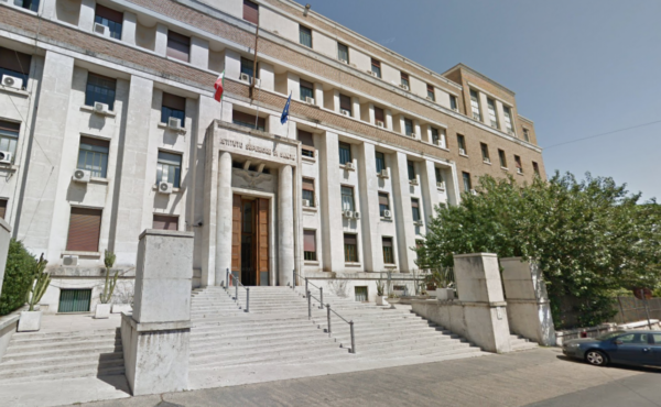 Incendiato il portone dell’Istituto Superiore di Sanità. I PM aprono un fascicolo