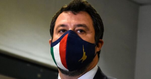 I “giornaloni” secondo i quali “Salvini non può fare il vaccino perché ha il processo”. Ma non è vero…