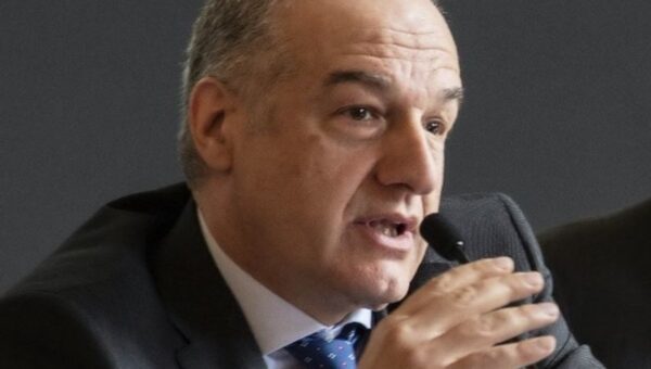 Alla domanda sui diritti civili a Roma, Michetti risponde parlando di autobus gratis e di Barcellona