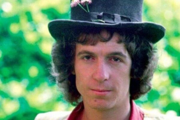 Roma ricorda Rino Gaetano a 40 anni dalla sua scomparsa. Inaugurato su via Nomentana l’“Albero per Rino