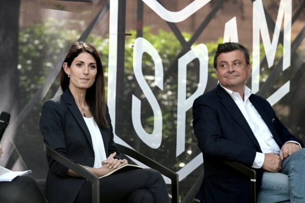 Carlo Calenda risponde a Virginia Raggi: “I soldi che vengono dati al Comune non vengono spesi”