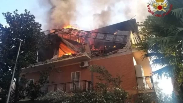 Esplosione a Roma, collassa palazzina a Torre Angela: tre feriti gravi