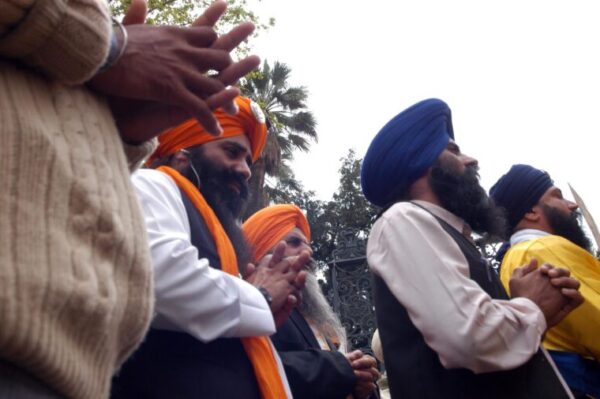 Latina, rissa tra indiani in strada con bastoni di ferro e pistole: un morto e decine di feriti