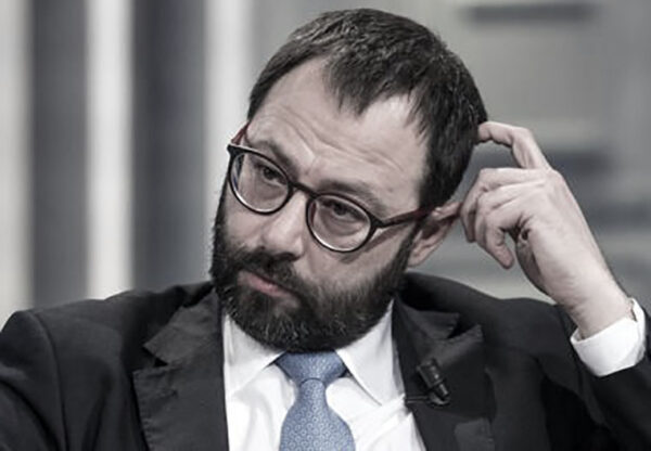 Busta con polvere bianca al ministro Patuanelli con un messaggio: “Nessuno è indispensabile