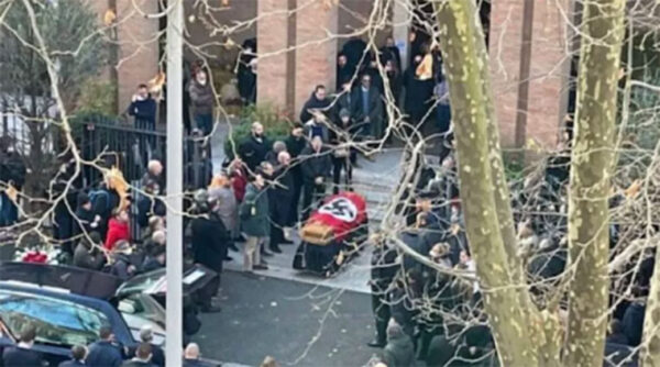 Funerale con bandiera nazista a Roma: quello che mancava