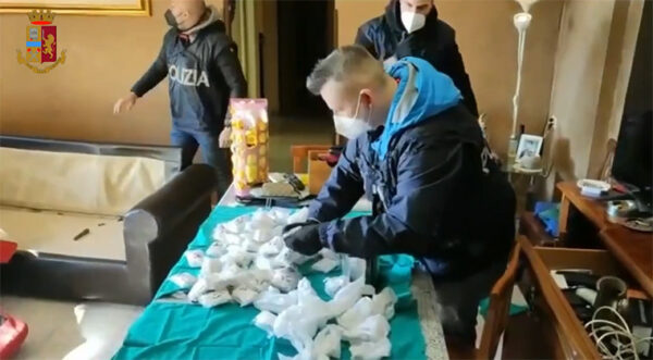 Roma. Arrestate dalla Polizia di Stato sei persone responsabili in concorso tra di loro del reato di detenzione ai fini di spaccio