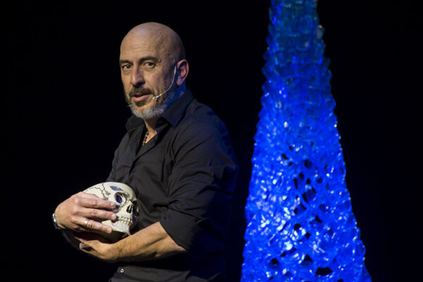 Off/Off Theatre presenta “TIPI” scritto, diretto e interpretato da Roberto Ciufoli. Dal 3 al 5 maggio