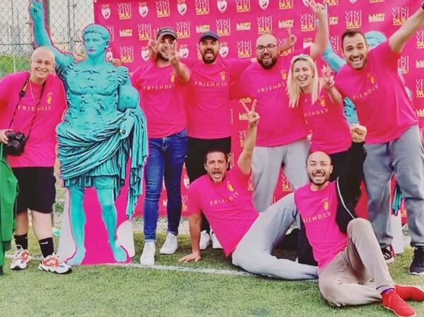 Ottaviano Augusto con smalto e rossetto: a Roma il torneo di calcio gayfriendly Veni Vidi Daje
