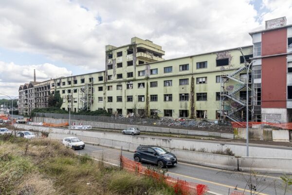Polizia di Stato e Polizia Locale di Roma Capitale stanno eseguendo lo sgombero di un insediamento abusivo presso il sito industriale dismesso c.d. “Ex Penicillina” , in via Tiburtina 1040
