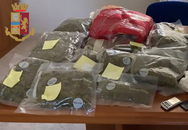 Civitavecchia. Trovato in possesso di 21 kg tra hashish e marijuana e 50 proiettili cal. 7,56. Arrestato 49enne