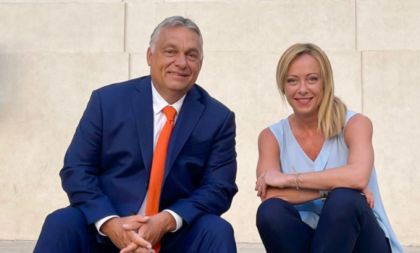 La parità tra donna e uomo che spaventa gli uomini e “virilizza” l’italica politica al femminile