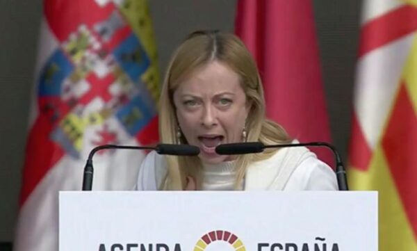 Meloni recita il solito vecchio copione sull’Italia che non andrà più in “Europa col cappello in mano”. Ne riparliamo ad ottobre