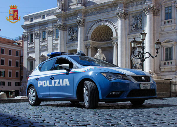 Scalinata di Trinità dei Monti. Turisti giapponesi, rapinati con il trucco del “dono dei braccialetti in filo colorati”