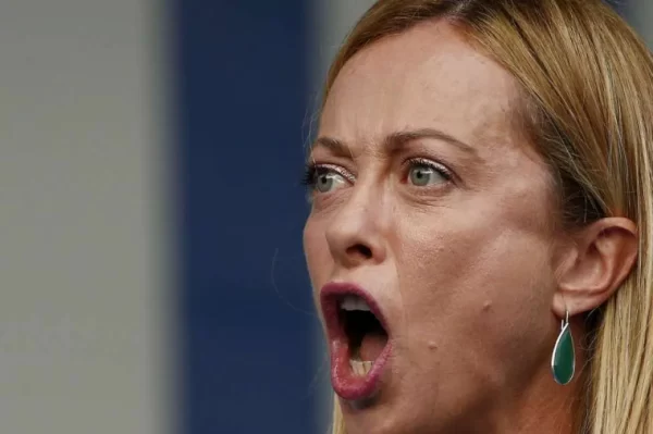 Nostra Meloni delle Tolleranze, a Latina giovanissimi prendono a sassate un coetaneo e inneggiano ai forni crematori. Interessa?