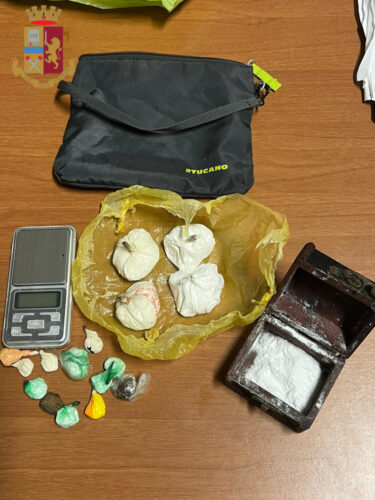 Civitavecchia: arrestati dagli agenti della Polizia di Stato due 28enni di nazionalità italiana, gravemente indiziati del reato di detenzione ai fini di spaccio