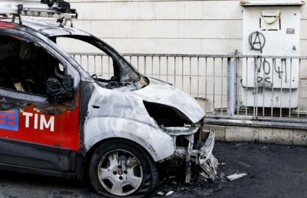 Pista anarchica anche per le cinque auto bruciate a Roma e per le scritte contro il 41 bis