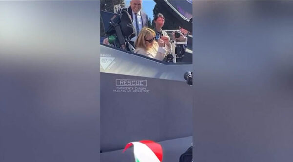 Meloni reginetta della festa, o di quelli sempre più realisti del Re (e povero anche il cavallo)