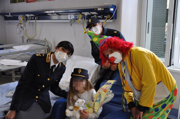 Roma. La Polizia di Stato consegna le uova di Pasqua ai bimbi ricoverati presso l’Ospedale San Camillo e il Policlinico Umberto I