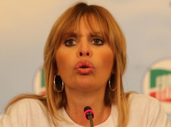 Alessandra Mussolini: “L’Unione Europea registri ogni tipo di famiglia. I diritti dei bambini sono universalI”