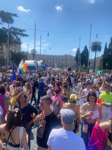 Roma Pride 2023 al via: piazza oceanica contro una politica cieca, retriva, volgare e medievale