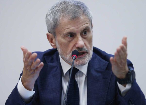 Se Alemanno è “pronto a costruire l’alternativa” (Meloni sembra una pericolosa comunista)….