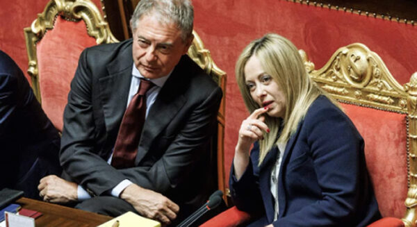 Il governo procede a tentoni (anche) con la riforma dei taxi: o delle capovolte di Meloni e D’Urso per non perdere elettori