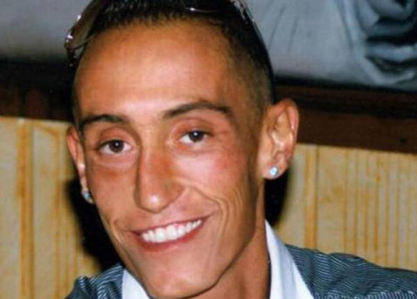 “Scomparsi” l’abete e la targa dedicati a Stefano Cucchi
