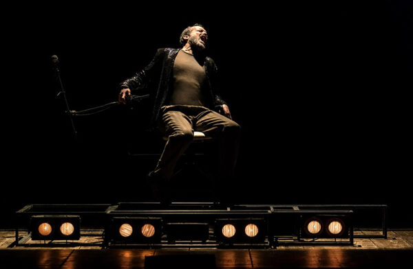 Mario Perrotta in scena ad Argot Studio, con “Come una specie di vertigine”